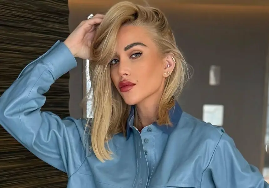 Енджи Касабие оцвети есента в синьо