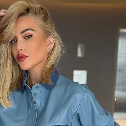 Енджи Касабие оцвети есента в синьо