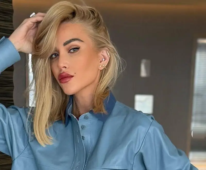 Енджи Касабие оцвети есента в синьо