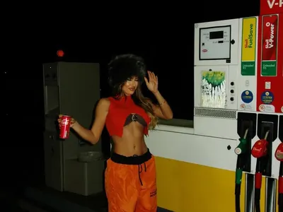 Киара Маджарова запали страстите в бензиностанция!