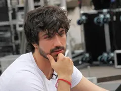 Евгени Генчев спи с мъж, който го засипва със скъпи подаръци