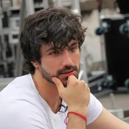 Евгени Генчев спи с мъж, който го засипва със скъпи подаръци