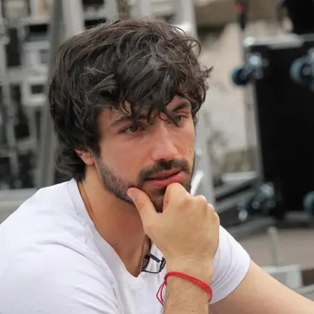 Евгени Генчев спи с мъж, който го засипва със скъпи подаръци