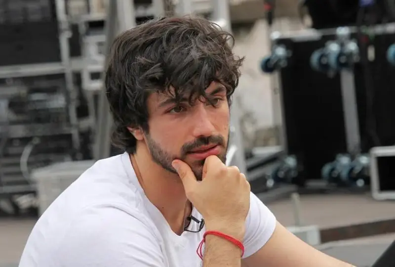 Евгени Генчев спи с мъж, който го засипва със скъпи подаръци