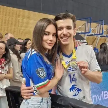 Скандал! Филоложка успокоява Дамян Колев след сълзите на финала!