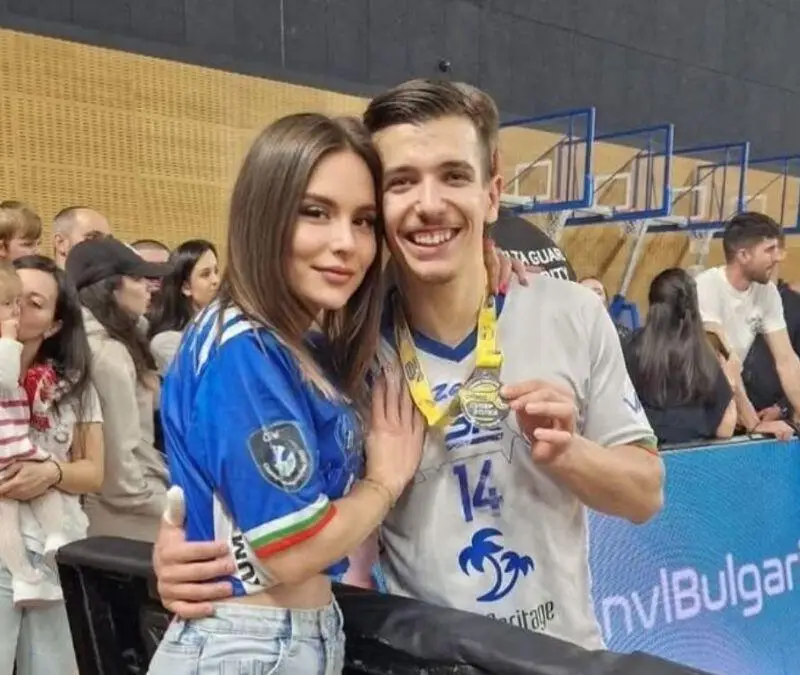 Скандал! Филоложка успокоява Дамян Колев след сълзите на финала!