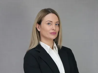 Голи снимки на хубава депутатка на Слави са причината да се предлага затвор за журналисти