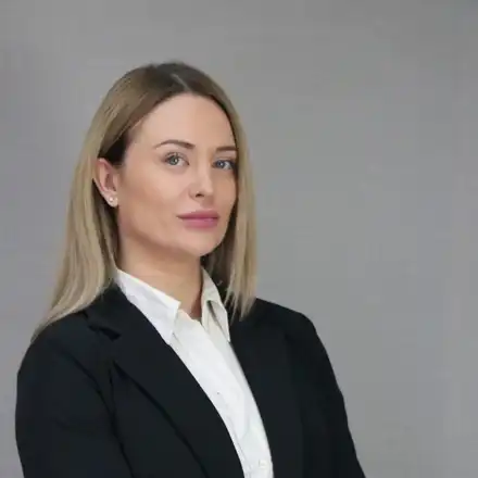 Голи снимки на хубава депутатка на Слави са причината да се предлага затвор за журналисти