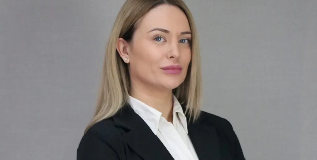 Голи снимки на хубава депутатка на Слави са причината да се предлага затвор за журналисти
