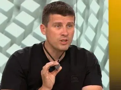 Голи снимки на хубава депутатка на Слави са причината да се предлага затвор за журналисти