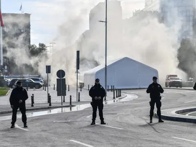 Шок и ужас в Белград: Изстрели пред парламента разтресоха Сърбия!