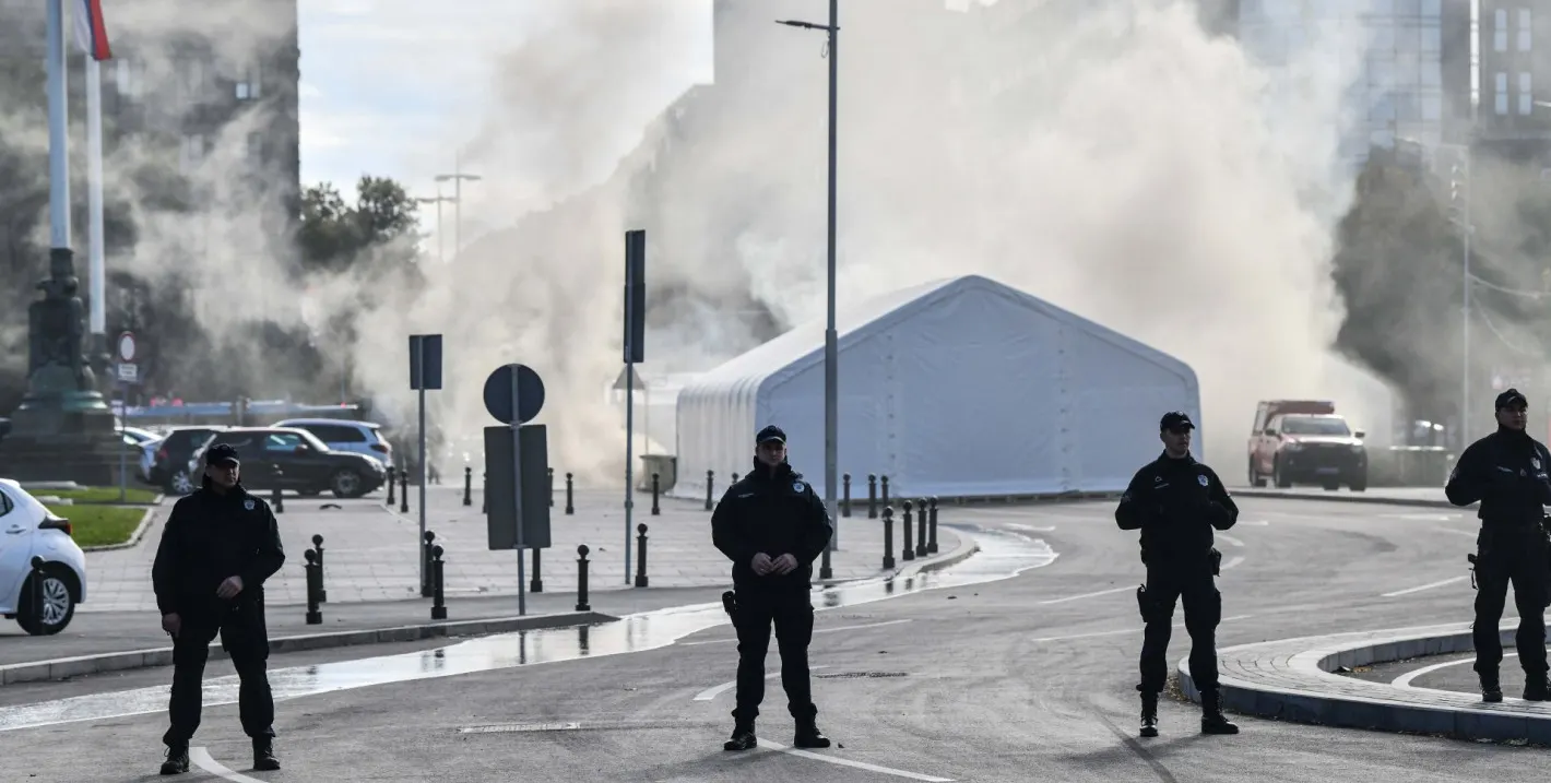 Шок и ужас в Белград: Изстрели пред парламента разтресоха Сърбия!