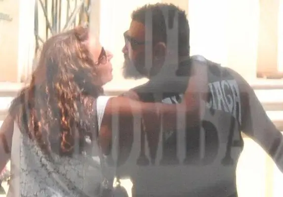 Скандал с Азис: Цветя, целувки и тайни за богатството му!