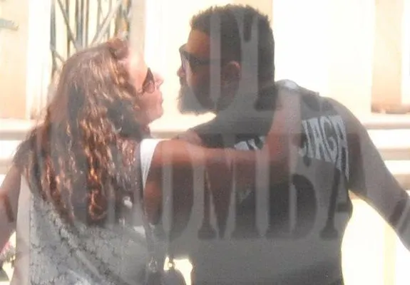 Скандал с Азис: Цветя, целувки и тайни за богатството му!