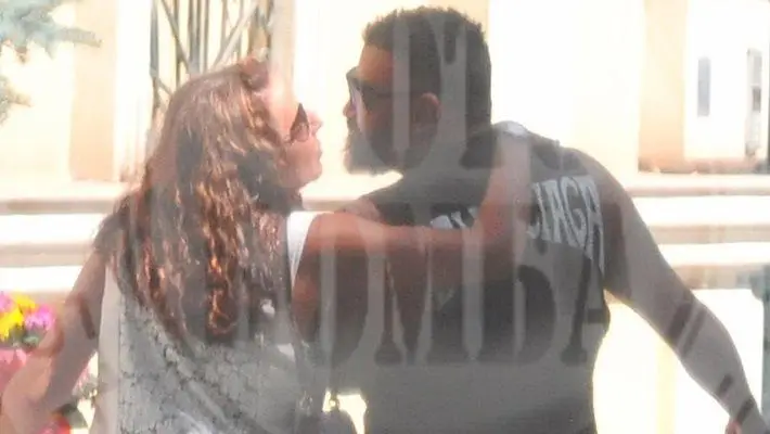 Скандал с Азис: Цветя, целувки и тайни за богатството му!