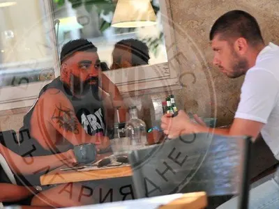 Скандал с Азис: Цветя, целувки и тайни за богатството му!