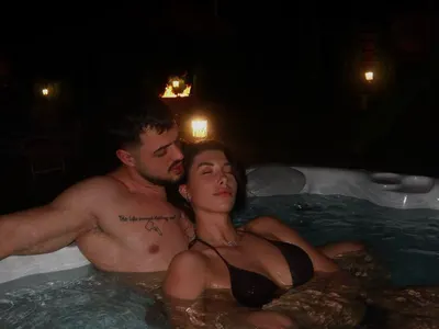 Карлос Насар награби гаджето в джакузи! Фенове: Внимавай! (СНИМКИ)