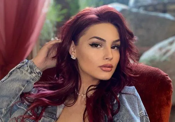 Класика от Разлог: Ергенка позира с туршия