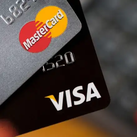 Шок! Клиенти на банка блокирани, без достъп до карти Visa!