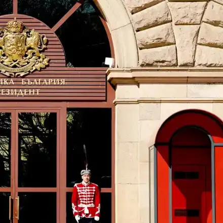 Скандал: КЗК удари администрацията на Румен Радев!