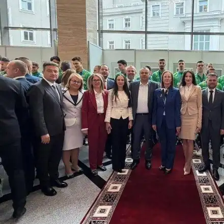 Шок! Политиците се възползват от успеха на волейболистите!