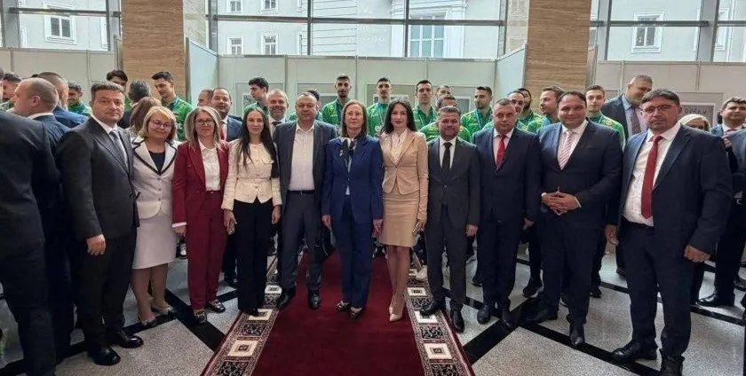 Шок! Политиците се възползват от успеха на волейболистите!