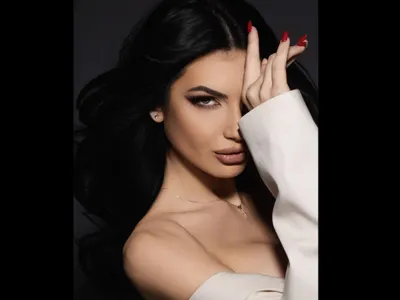 Мис България шокира с голота зад волана на Ауди ДИБИДЮС!