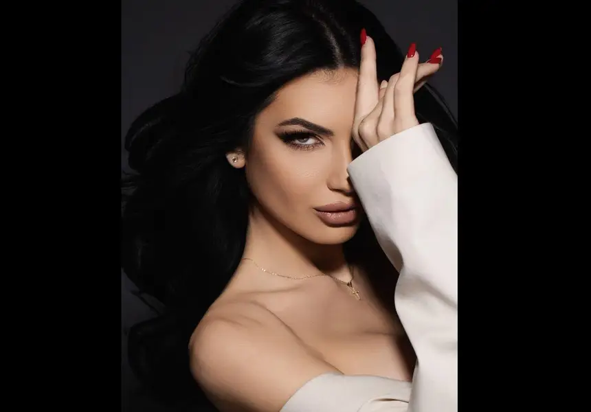 Мис България шокира с голота зад волана на Ауди ДИБИДЮС!