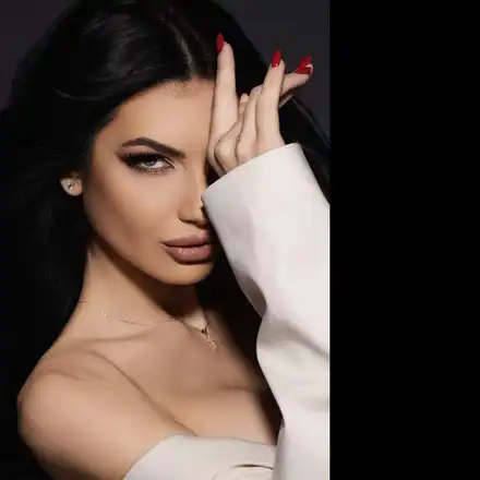 Мис България шокира с голота зад волана на Ауди ДИБИДЮС!