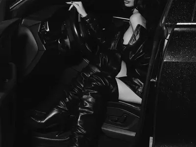 Мис България шокира с голота зад волана на Ауди ДИБИДЮС!