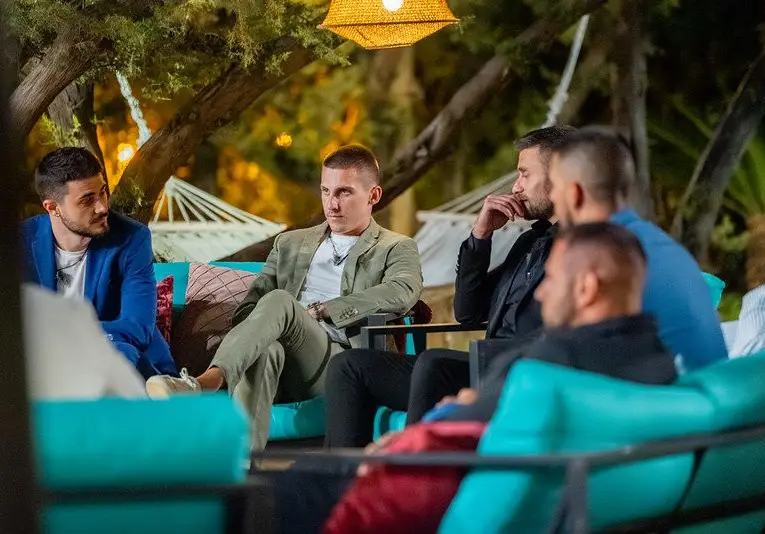 Скандал в "Ергенът": Златотърсачки или просто любов?