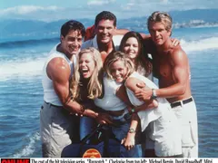 Наркотици, насилие, разводи: Истината, която стои зад култовия сериал "Спасители на плажа"