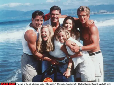 Наркотици, насилие, разводи: Истината, която стои зад култовия сериал "Спасители на плажа"