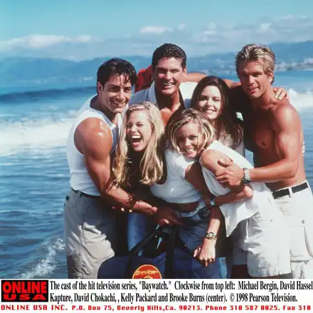 Наркотици, насилие, разводи: Истината, която стои зад култовия сериал "Спасители на плажа"