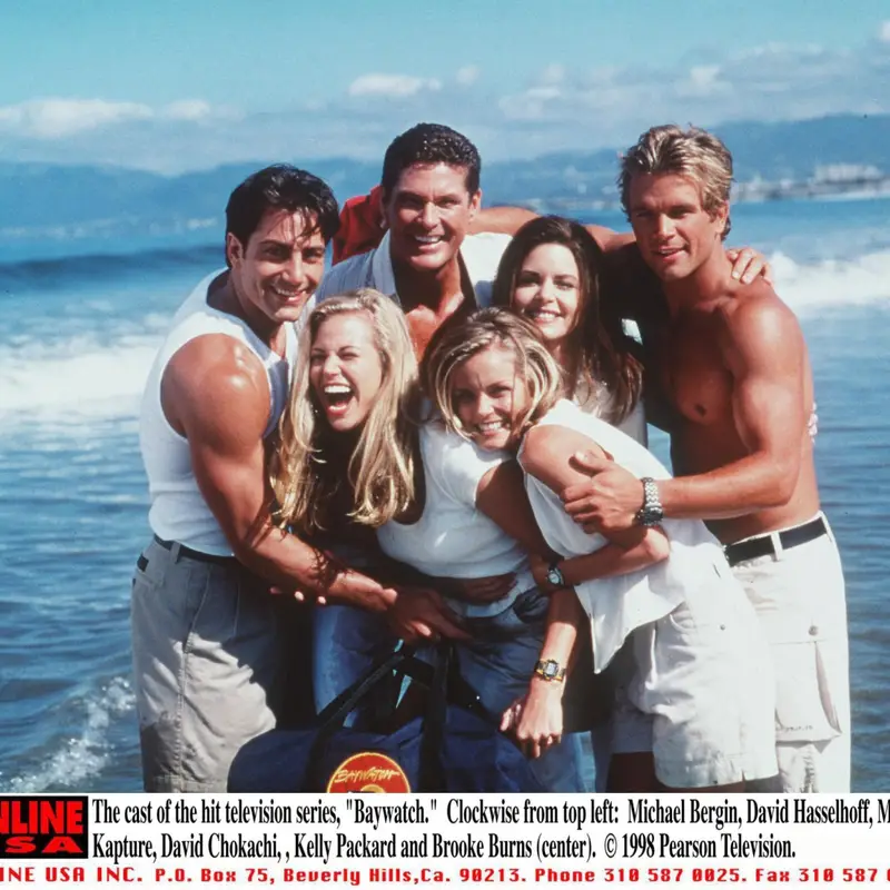 Наркотици, насилие, разводи: Истината, която стои зад култовия сериал "Спасители на плажа"