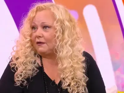 Наталия Симеонова гледа на карти