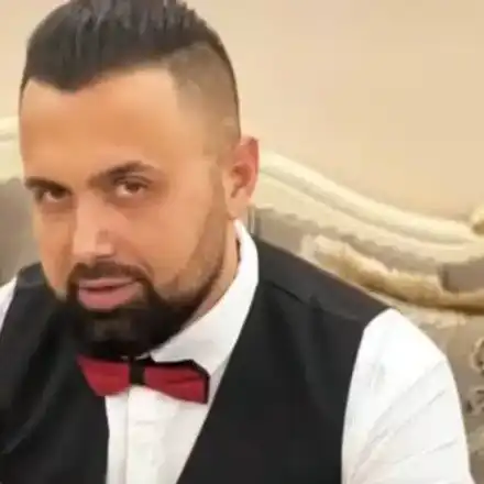 Немски полицаи задържаха мъжа на известна наша певица заради сводничество