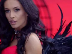 Шок! Фолкпевицата Джулия е Черната пантера на Шумен!