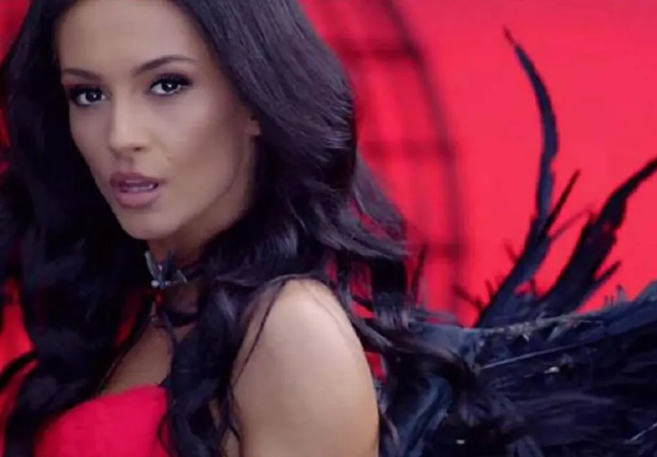 Шок! Фолкпевицата Джулия е Черната пантера на Шумен!