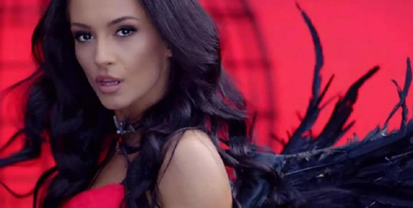 Шок! Фолкпевицата Джулия е Черната пантера на Шумен!