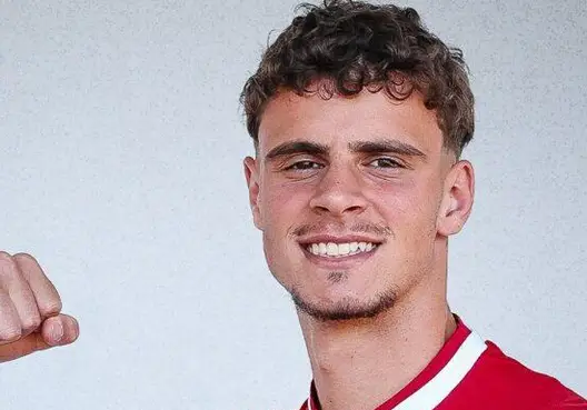 Новият капитан на ЦСКА показа красивото си гадже (Снимки)