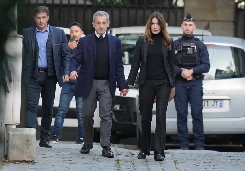 "О, добре дошли, Саркози!". Бившият френски президент влезе в затвора "Санте" (снимки/видео)