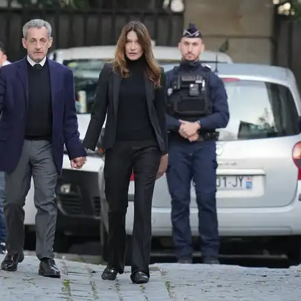 "О, добре дошли, Саркози!". Бившият френски президент влезе в затвора "Санте" (снимки/видео)