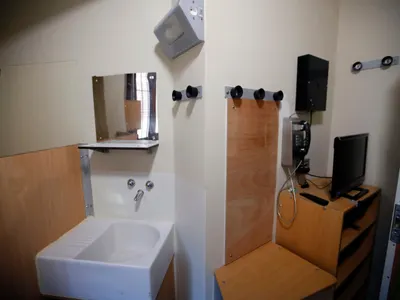 "О, добре дошли, Саркози!". Бившият френски президент влезе в затвора "Санте" (снимки/видео)