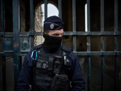 Обирът на века в Лувъра е извършен за 7 минути, търсят се 8 безценни бижута