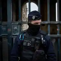 Обирът на века в Лувъра е извършен за 7 минути, търсят се 8 безценни бижута