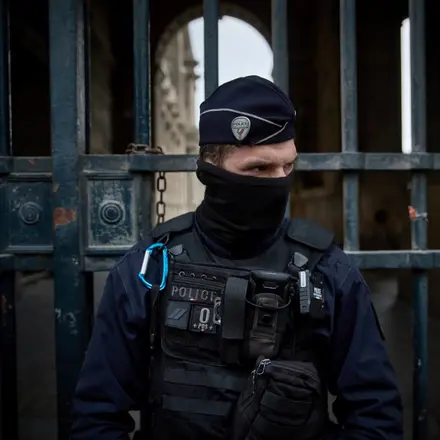 Обирът на века в Лувъра е извършен за 7 минути, търсят се 8 безценни бижута