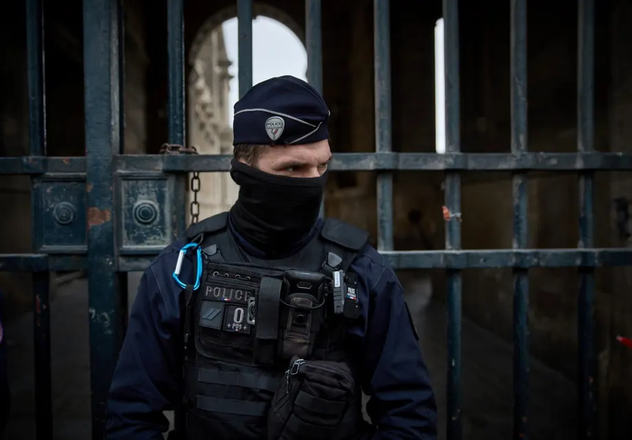 Обирът на века в Лувъра е извършен за 7 минути, търсят се 8 безценни бижута
