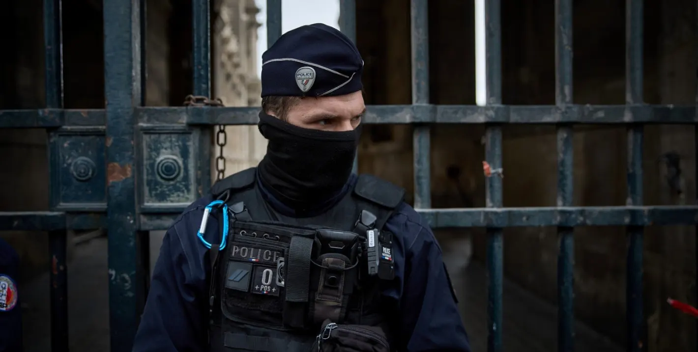 Обирът на века в Лувъра е извършен за 7 минути, търсят се 8 безценни бижута