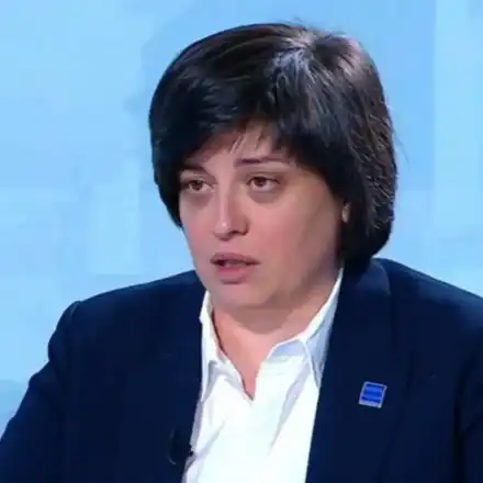 Русинова към Емрах: Селски тарикат! И аз имам режим "Спорт"